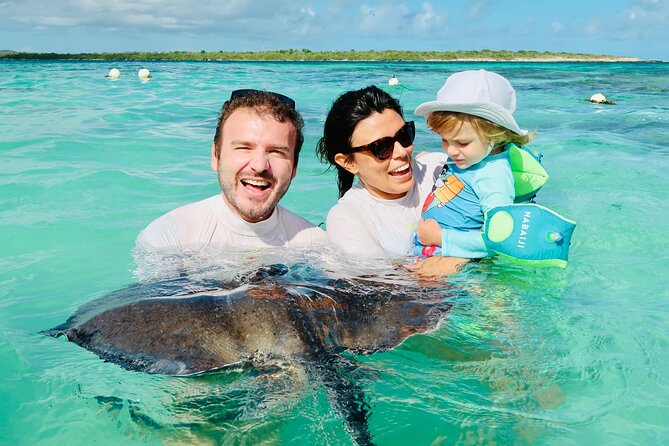 3-Hours Eye-Opening Stingray City Antigua - Transfer R/T included - Meeting the stingrays on a shallow Antigua sandbank