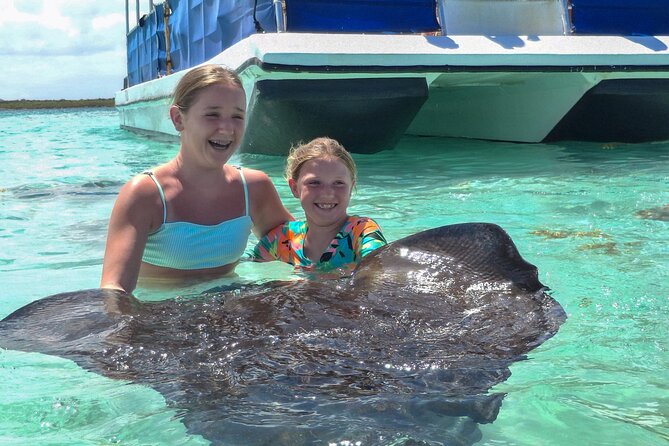 Stingray City Antigua for all the ages - ROUND TRIP INCLUDED - Meeting the stingrays in shallow Antigua water
